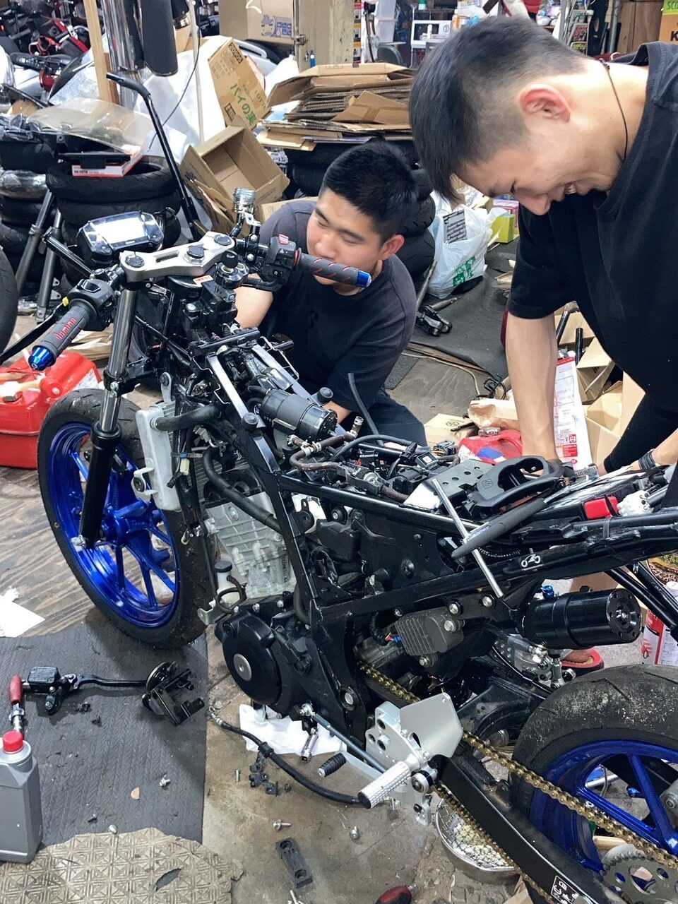 エンジン修理の様子